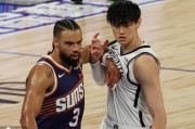 曾凡博1断3犯布克18+5+5 NBA中国赛太阳加时胜篮网