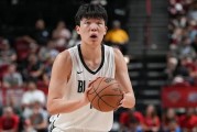 开拓者队记:杨瀚森低位运球不能太多 他在恶补英语